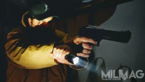 latarka fenix tk22 tac w tandemie z pistoletem desert eagle