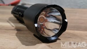 odbłyśnik i dioda widoczne w głowicy latarki fenix tk22 tac