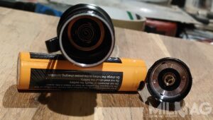 wnętrze latarki fenix tk22 tac