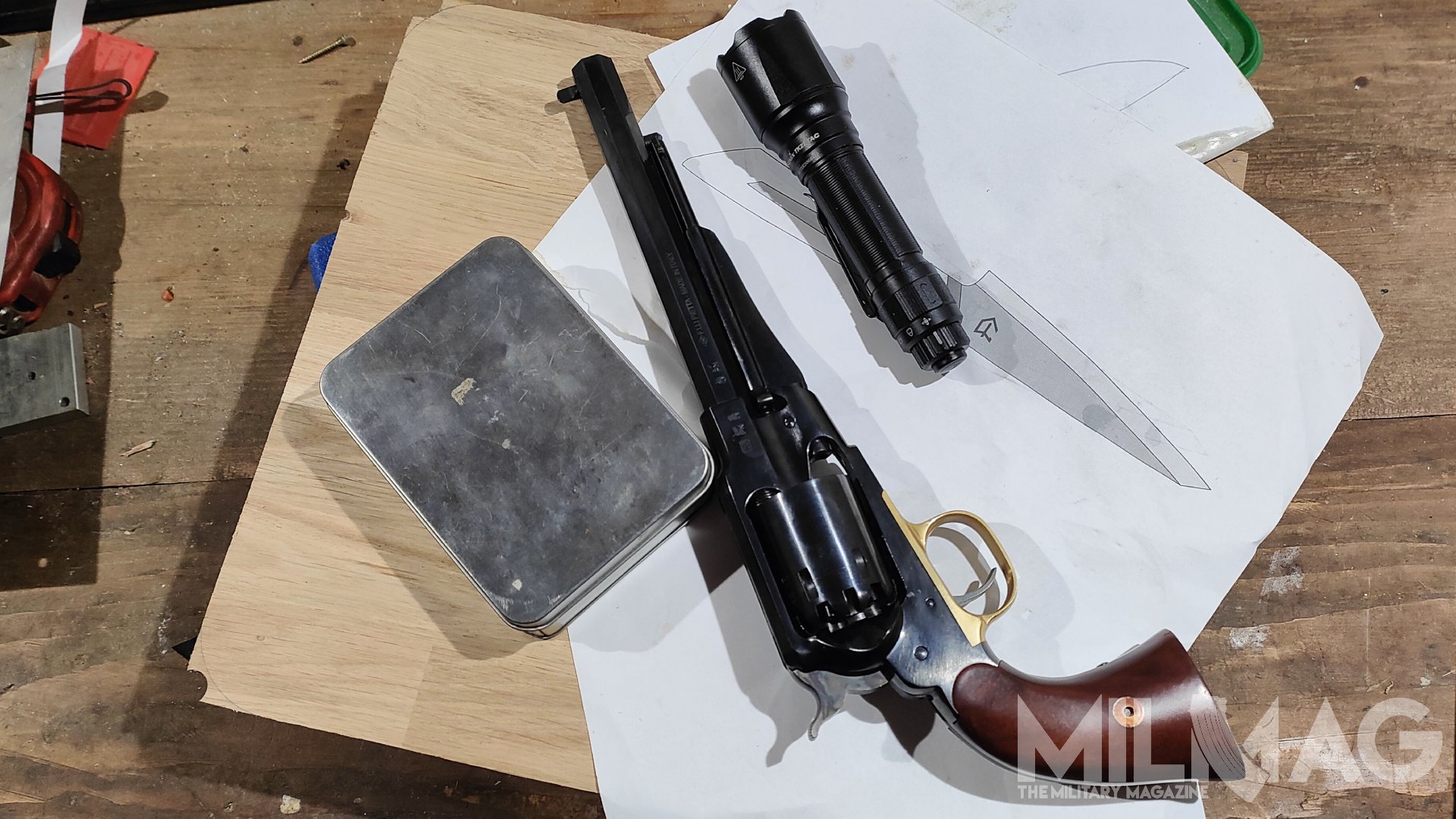 latarka Fenix TK22 Tac i rewolwer remington