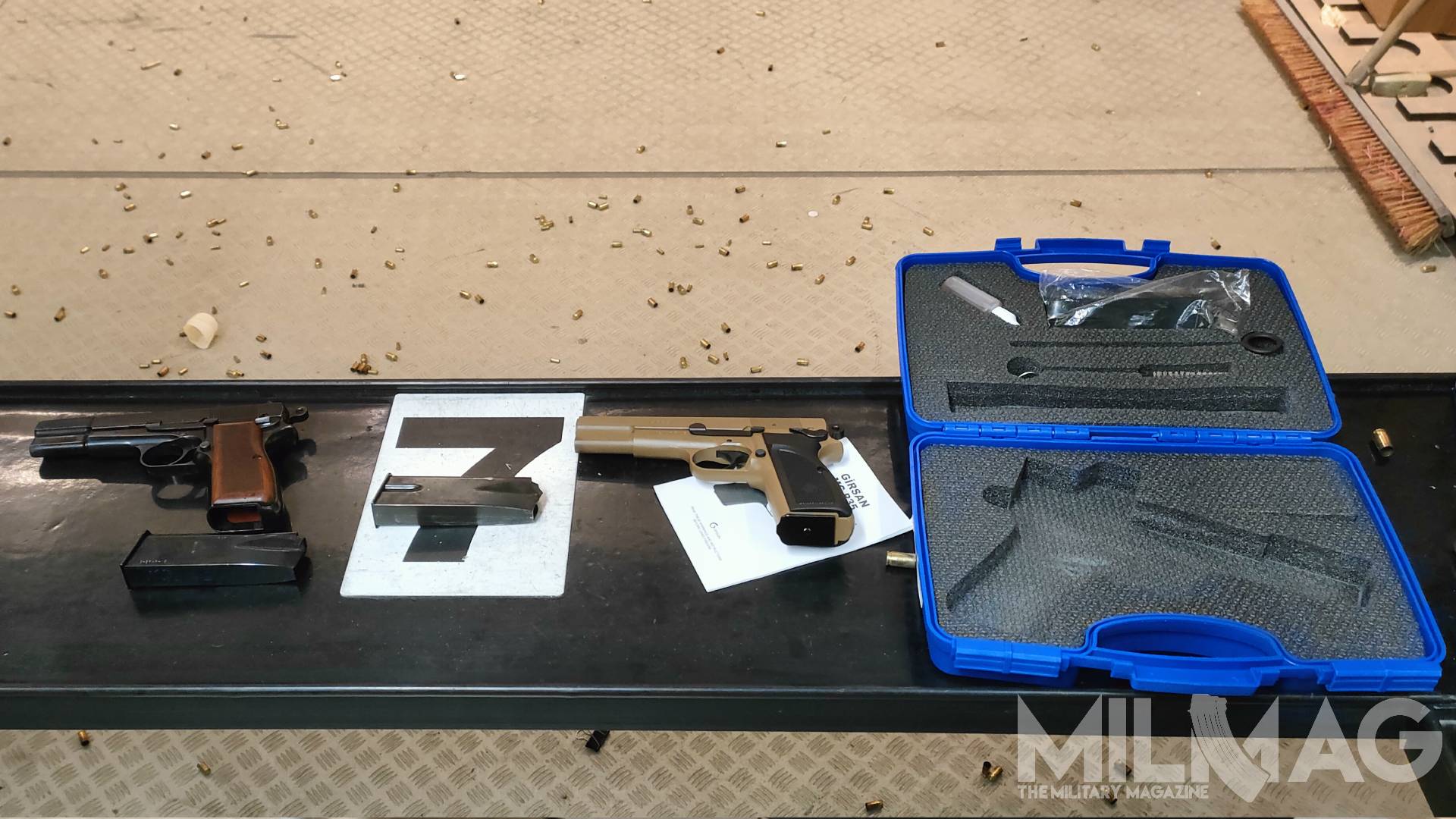 Girsan mc p35 i browning hi power przygotowywane do strzelania na strzelnicy