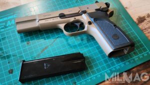 girsan p35 z wyjętym magazynkiem