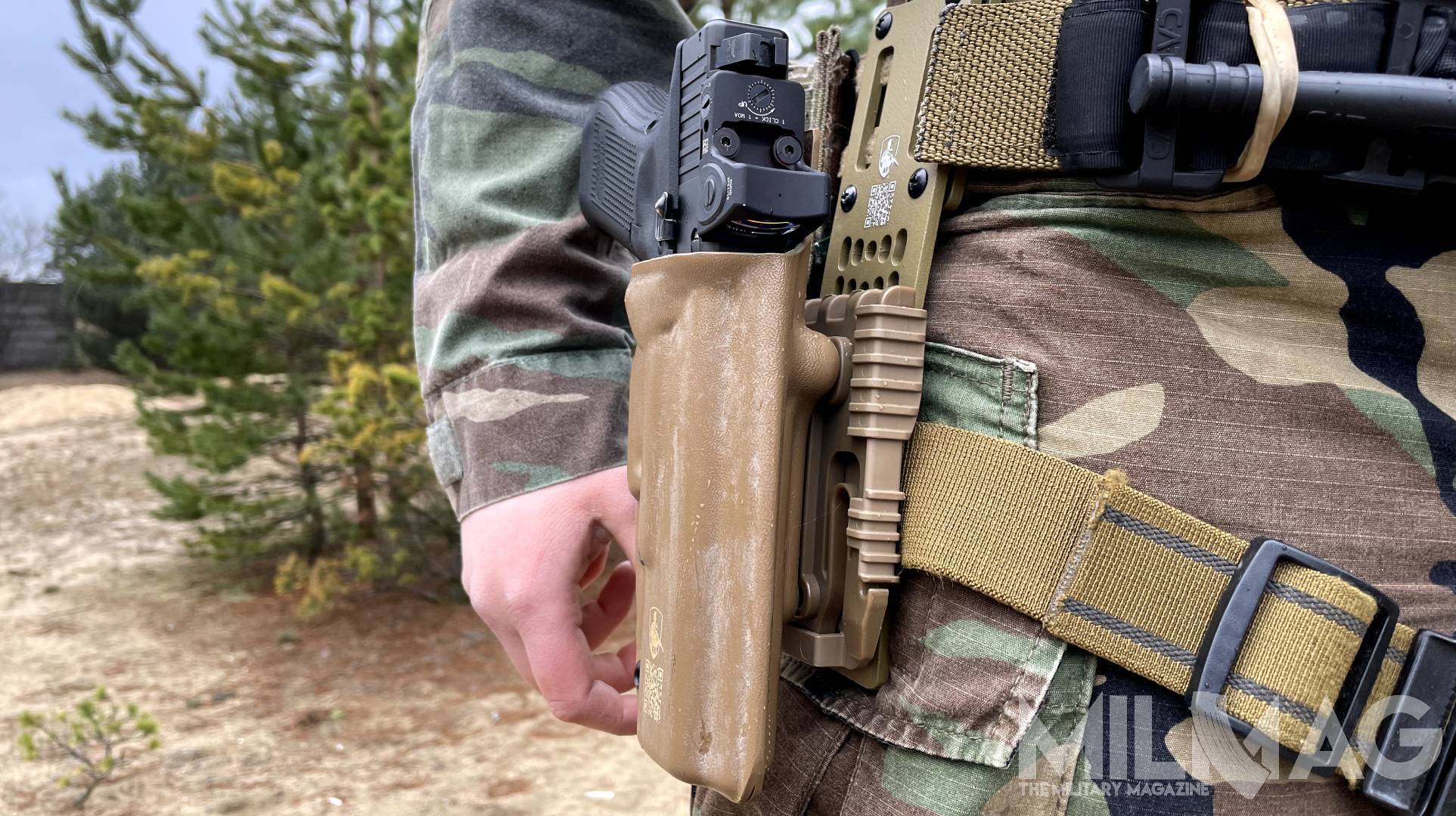 broń w kaburze ar1