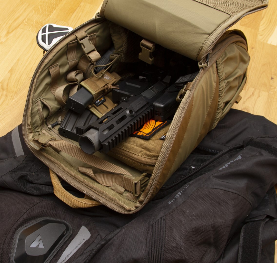 Maxim Defence PDX-S z racji swoich rozmiarów z powodzeniem można zabrać na strzelnicę w niewielkim plecaku. Zostaje jeszcze sporo miejsca na krótką broń, apteczkę, amunicję i inne drobiazgi. Wrzucony do Bailout Bag od Helikona wraz z dodatkowym wyposażeniem dobrze sprawdzi się przy dalekich wypadach samochodem lub... na motocyklu