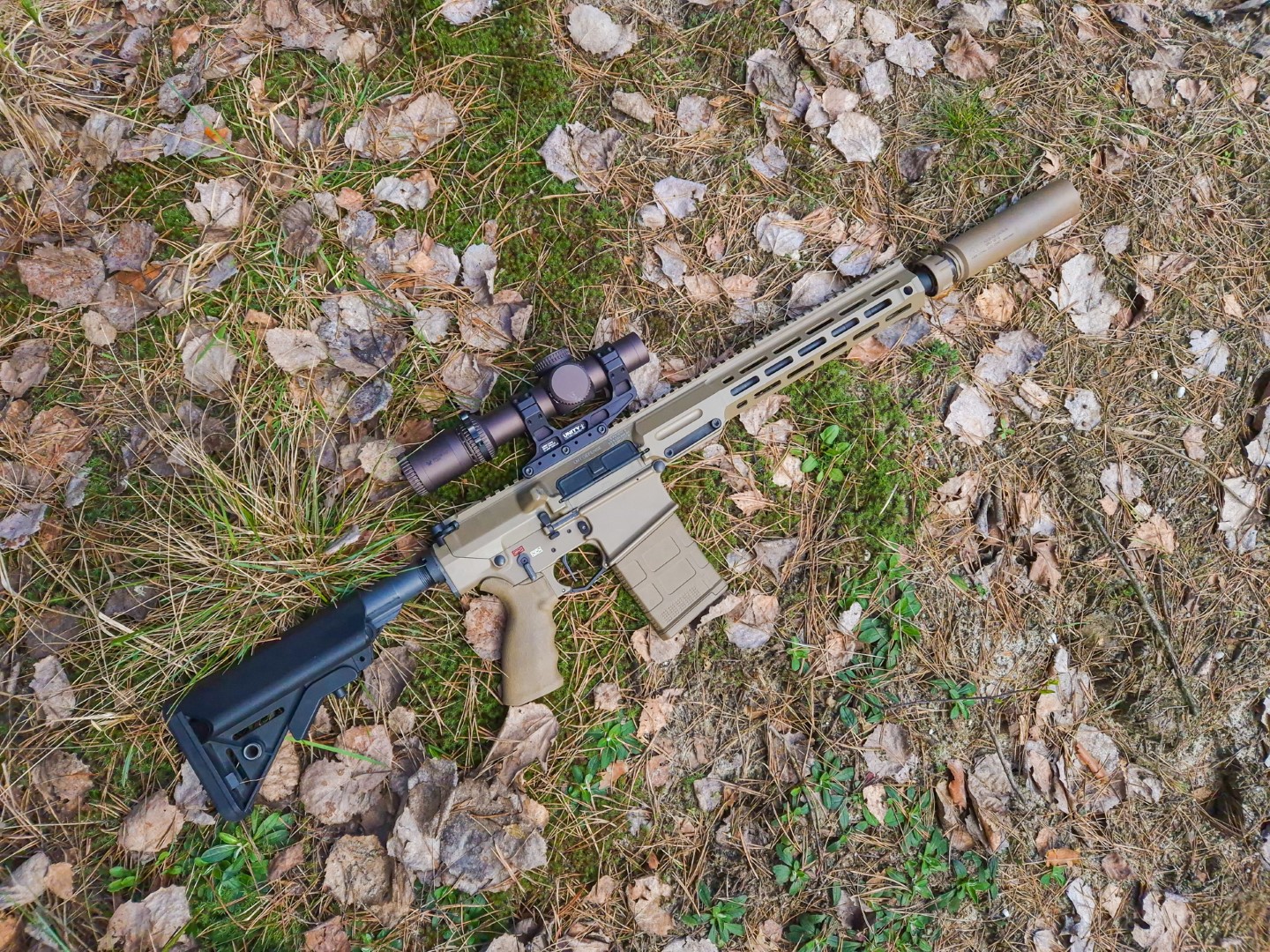 Kolor FDE sam prosił się o zabranie karabinu na outdoorową przygodę.
