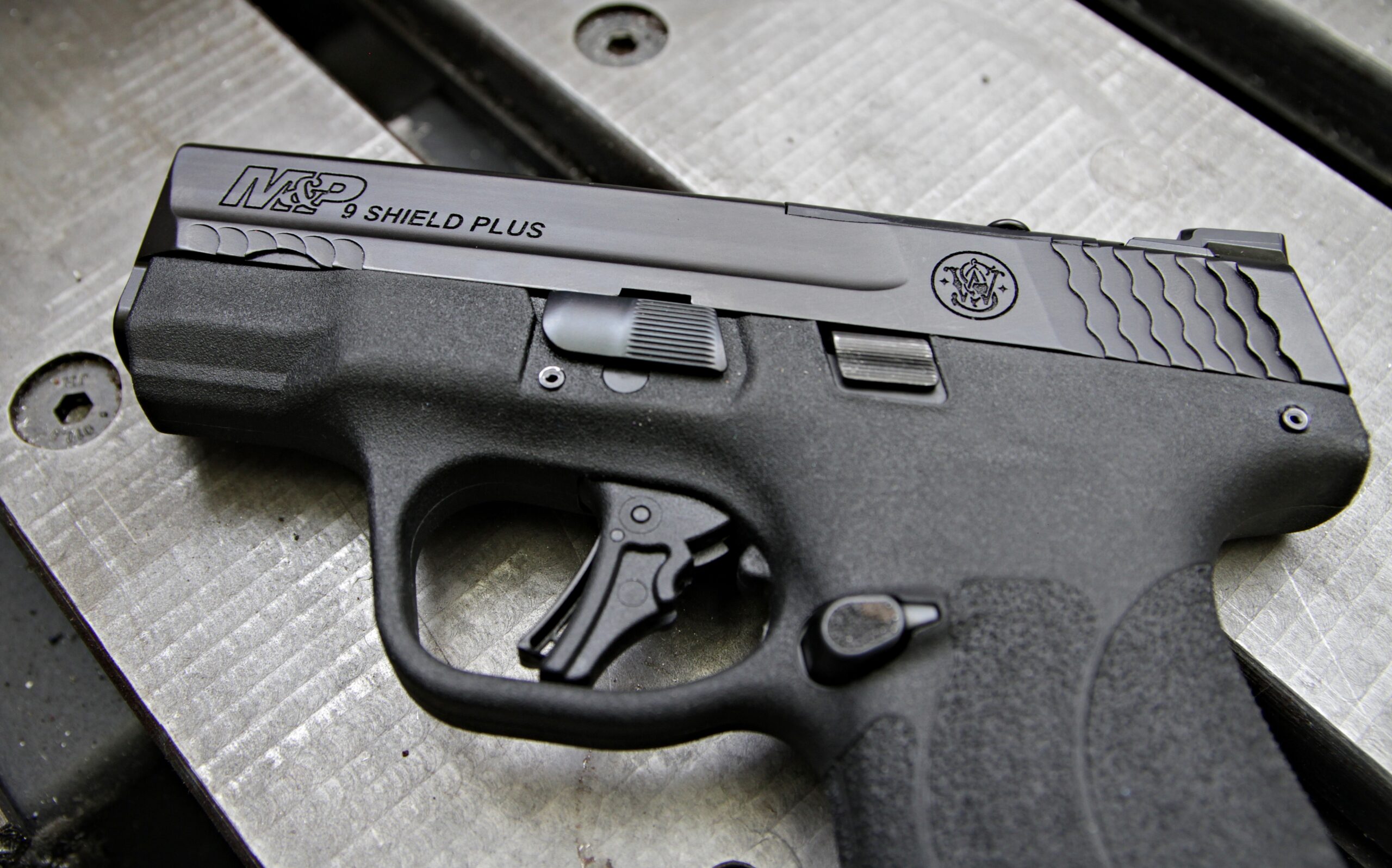pistolet smith & wesson military & police 9 shield plus frezy na zamku