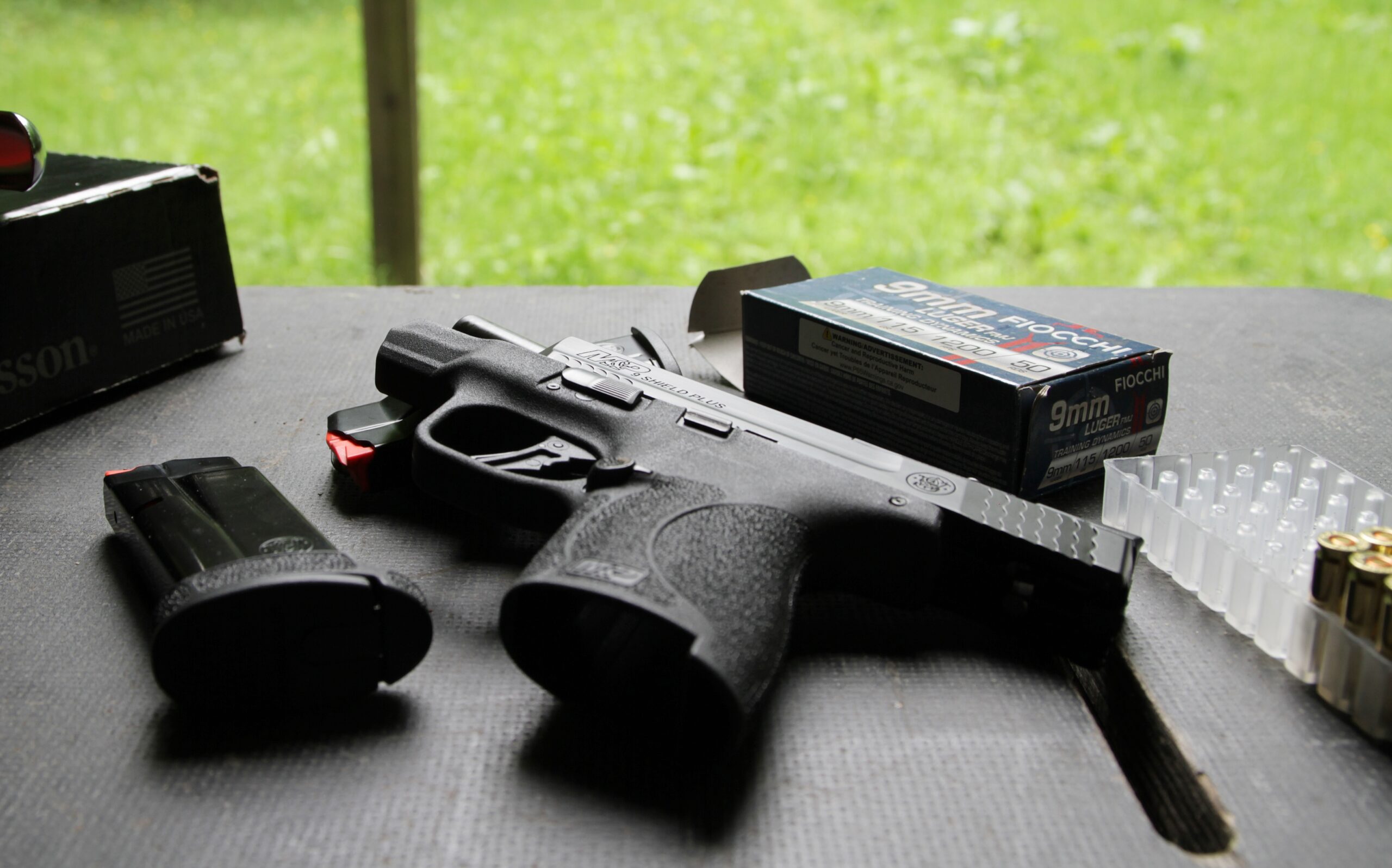 pistolet smith & wesson military & police 9 shield plus na strzelnicy