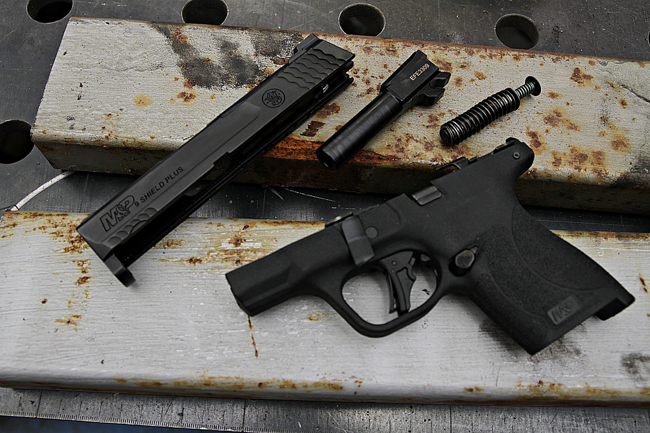 rozłożony pistolet smith & wesson military & police 9 shield plus