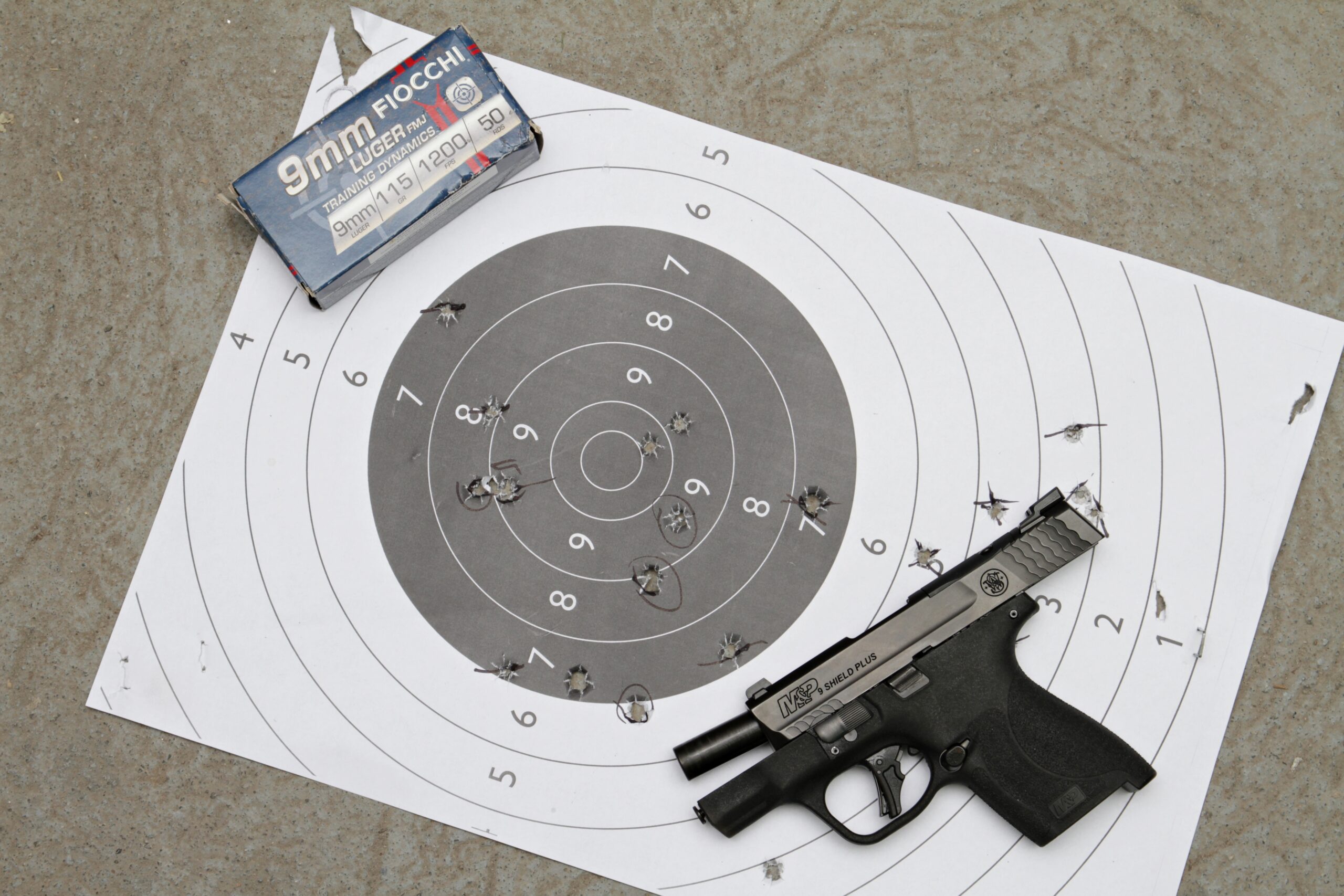 pistolet smith & wesson military & police 9 shield plus z wynikami na tarczy
