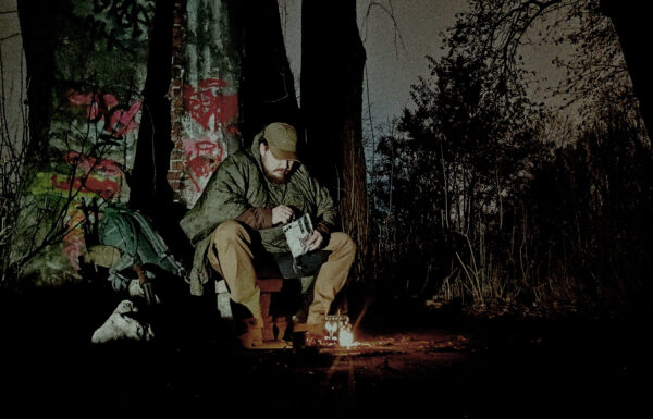 posiłek liofilizowany przy kuchence turystycznej