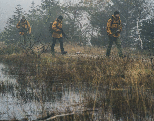 Mężczyźni w kurtkach marki DURABO w plenerze