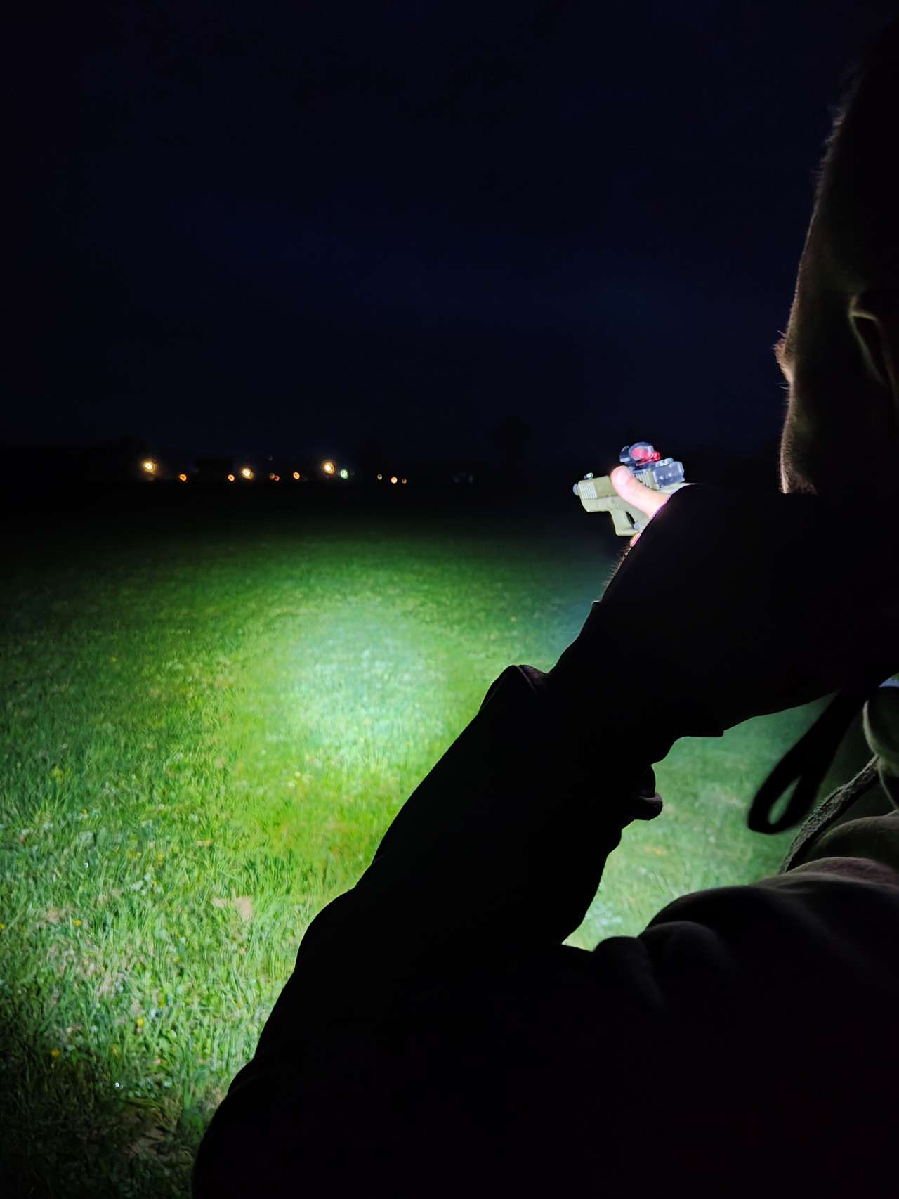 latarka Mactronic Patrol RX - trzymana w ręce wspomagającej podczas mierzenia z broni w ciemności