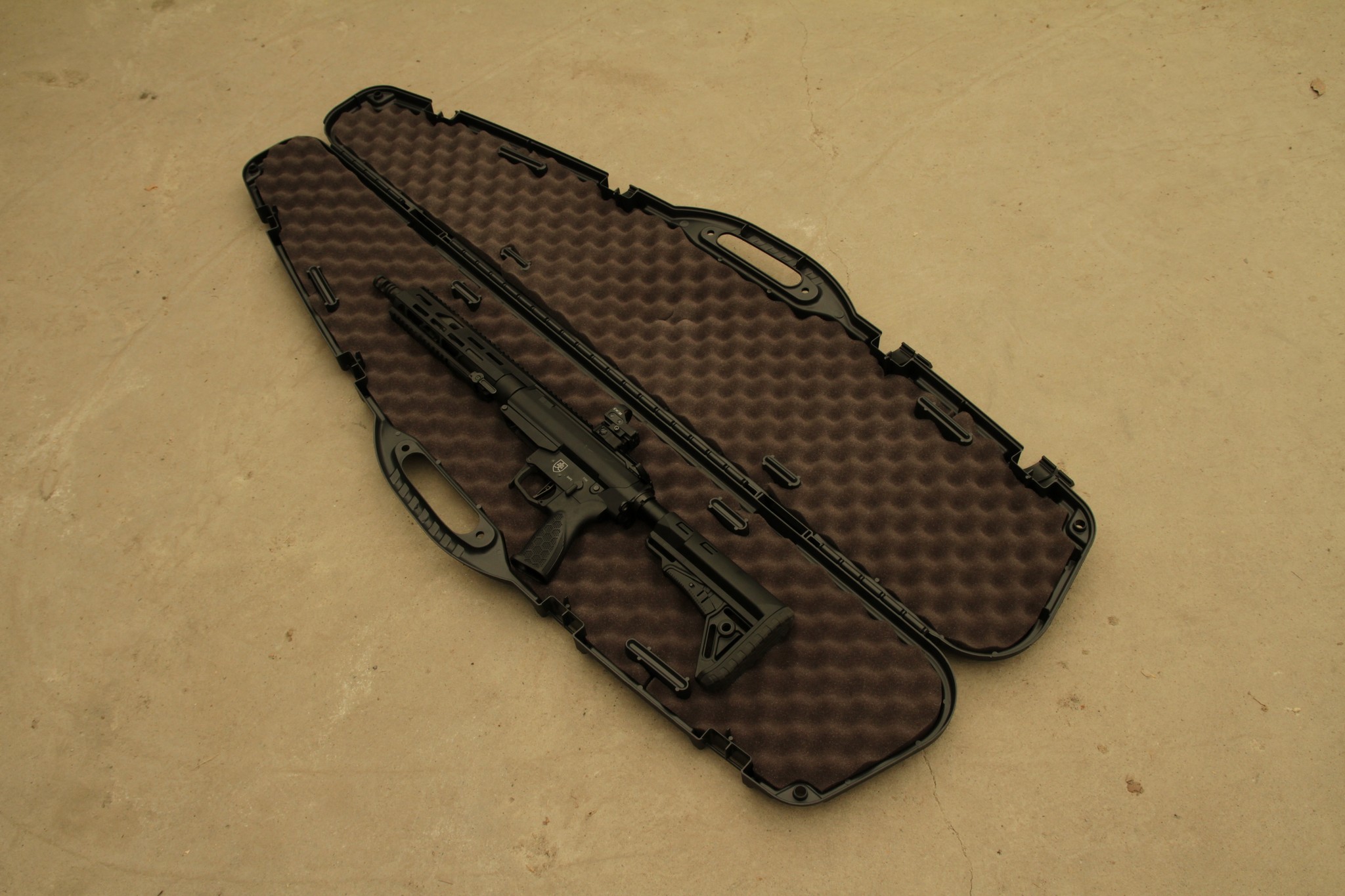 Karabinek Grand Power ARAQ-S w kufrze na broń Plano Pro-Max 1511