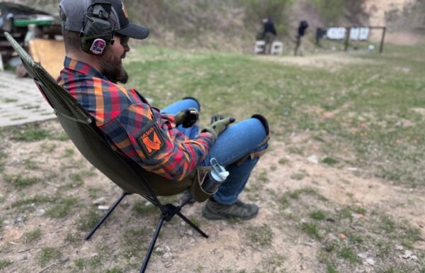 Mężczyzna siedzący na krześle Helikon Traveler Enlarged