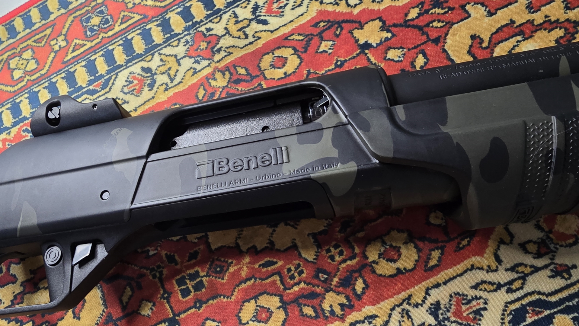 Zbliżenie na detal Benelli Nova 3: logo producenta