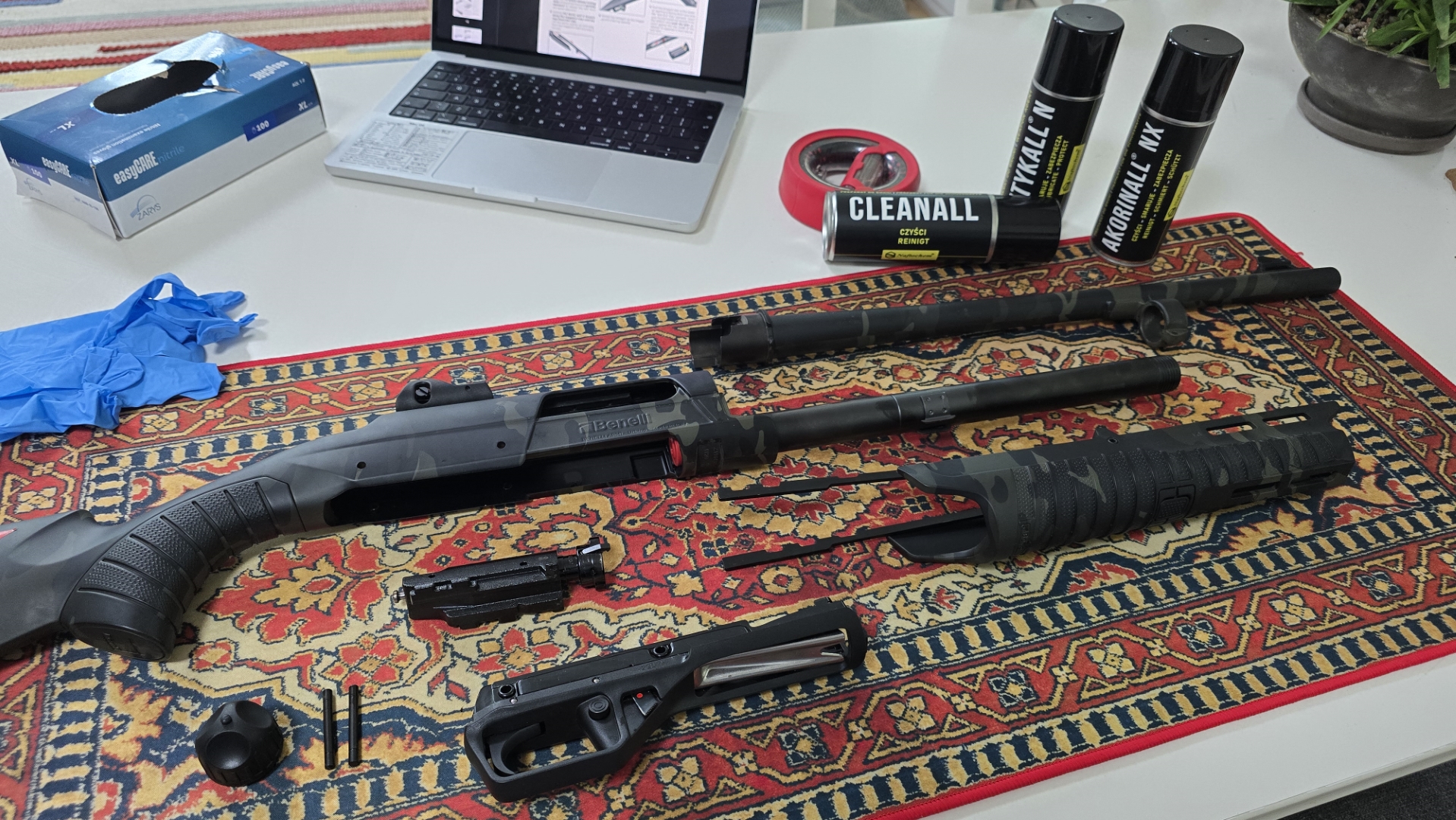 Benelli Nova 3 w stanie rozłożonym do podstawowego przeglądu polowego