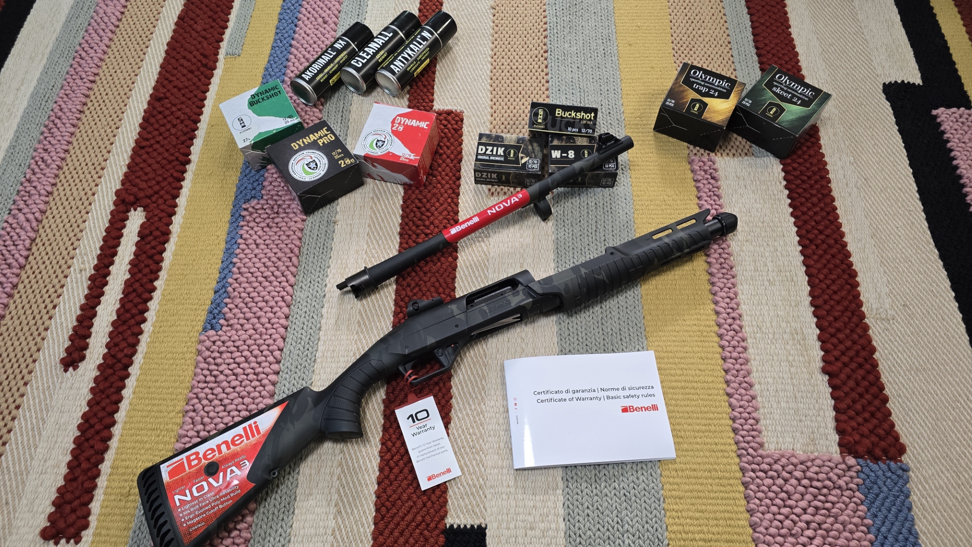 Zestaw elementów i akcesoriów Benelli Nova 3 otrzymany do testów, rozłożony do prezentacji na płaskiej powierzchni
