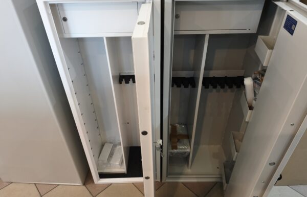Zbliżenie na wnętrze szafy – przestawne półki, modularny układ i uchwyty na broń z optyką