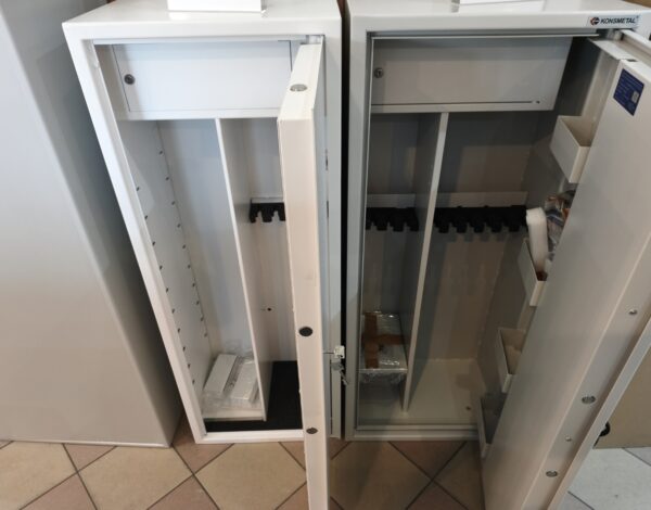 Zbliżenie na wnętrze szafy – przestawne półki, modularny układ i uchwyty na broń z optyką